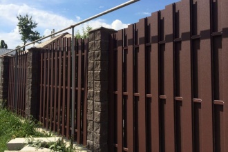 Забор из евроштакетника с кирпичными столбами 25 метров фото в Анапе