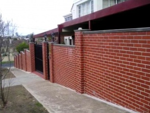 Кирпичный забор сплошной 10 соток фото под ключ с установкой