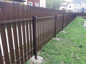 Забор из евроштакетника с утрамбовкой щебнем 70 метров фото в Анапе