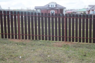 Забор из евроштакетника с утрамбовкой щебнем 60 метров фото недорого