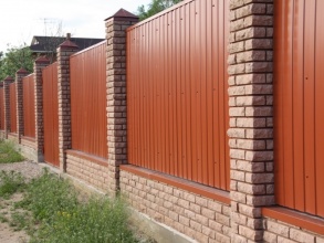 Кирпичный забор на ленточном фундаменте 20 соток фото цена за метр под ключ