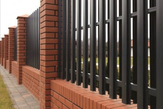 Забор из евроштакетника с кирпичными столбами 20 соток фото в Анапе