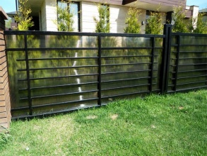 Забор из поликарбоната на металлическом каркасе 10 метров фото недорого