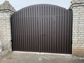 Ворота распашные из евроштакетника - пример 2 фото в Анапе