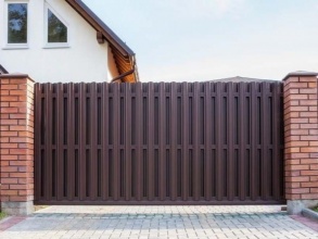 Евроштакетник с распашными воротами - пример 15 фото под ключ