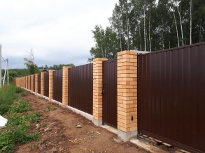 Кирпичный забор на ленточном фундаменте 12 метров фото в Анапе