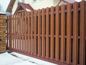 Забор из евроштакетника с кирпичными столбами 200 метров фото в Анапе