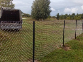 Забор из сетки рабицы в натяг 12 метров фото в Анапе