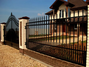 Сварные заборы с кирпичными столбами 12 метров фото в Анапе