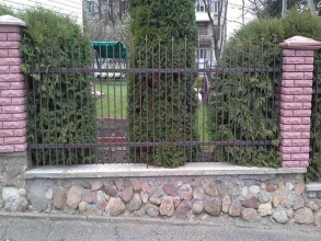 Сварные заборы с кирпичными столбами 80 метров фото в Анапе