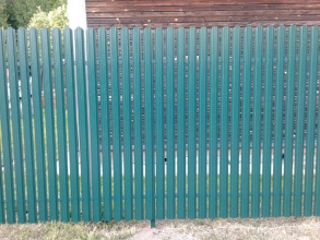 Забор из евроштакетника с забивными столбами 54 метра фото под ключ с установкой