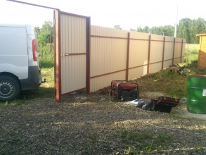 Забор из профнастила с утрамбовкой щебнем 92 метра фото под ключ