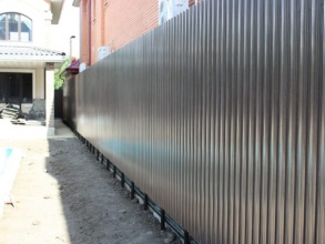 Забор из евроштакетника на ленточном фундаменте 57 метров фото в Анапе