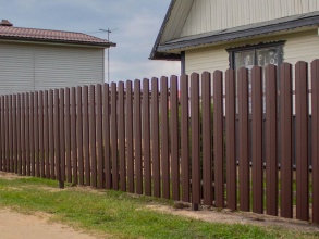 Забор из евроштакетника с забивными столбами 200 метров фото в Анапе