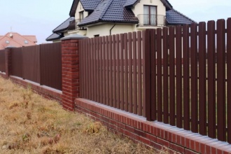 Забор из евроштакетника с кирпичными столбами 8 соток фото в Анапе