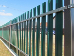 Забор из евроштакетника на ленточном фундаменте 12 соток фото недорого под ключ